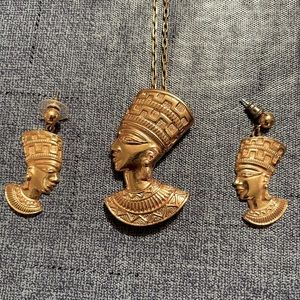 Necklace/Earring set.
